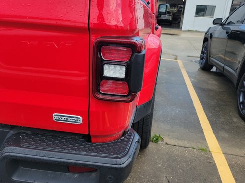 Used 2022 Jeep Gladiator Overland w/ Popular Equipment Package AWD/4WD image 10