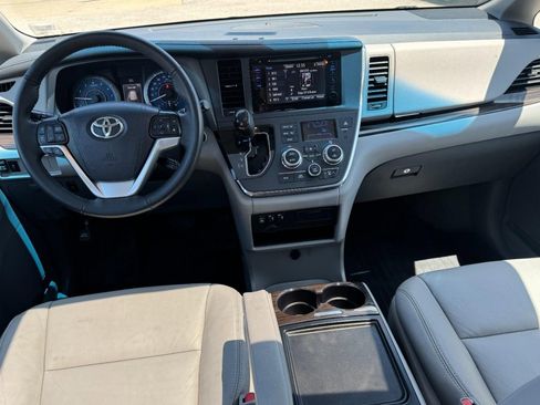 Used 2017 Toyota Sienna XLE FWD image 13