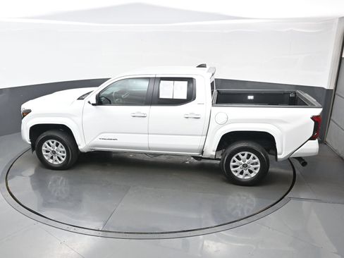 Used 2025 Toyota Tacoma SR5 AWD/4WD image 35
