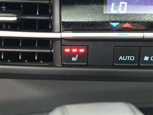 Used 2022 Toyota Sienna XSE image 32