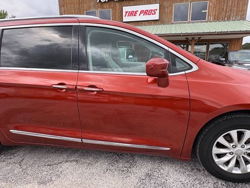 Used 2018 Chrysler Pacifica Touring-L FWD image 4