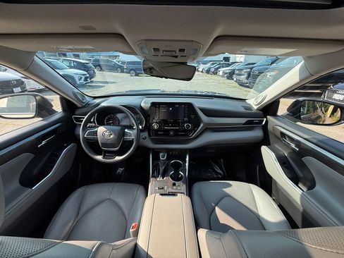 Used 2022 Toyota Highlander Limited FWD image 23