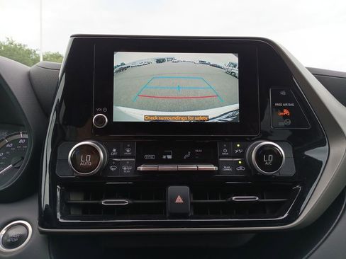 Used 2024 Toyota Highlander LE FWD image 15