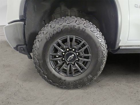 Used 2024 Chevrolet Silverado 2500 ZR2 w/ Technology Package image 14