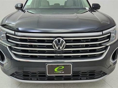 Used 2025 Volkswagen Atlas SE image 8