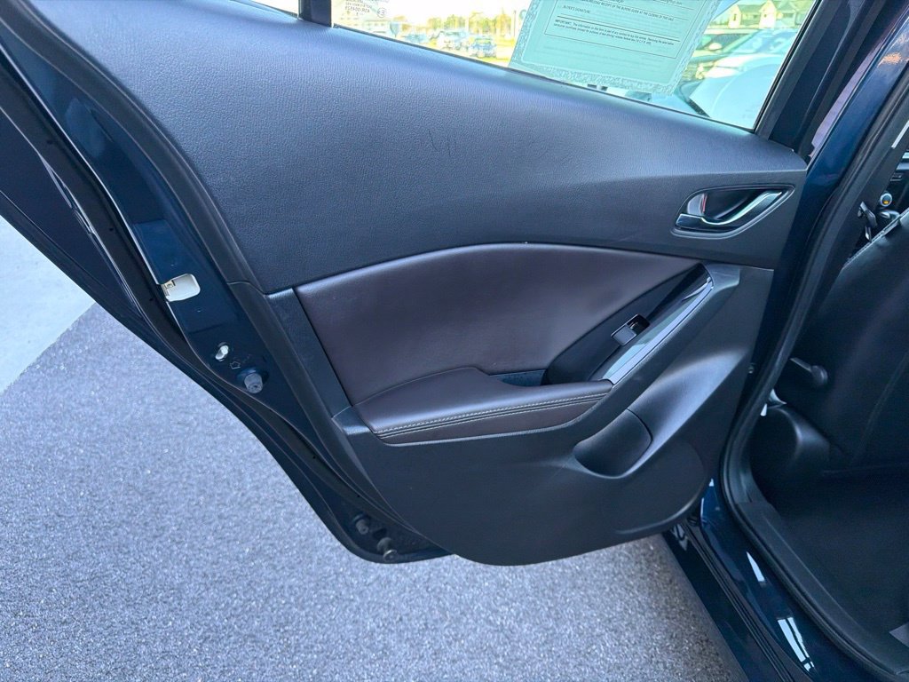 Used 2018 MAZDA MAZDA3 Touring FWD image 12