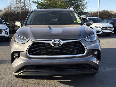 Used 2023 Toyota Highlander XLE image 8