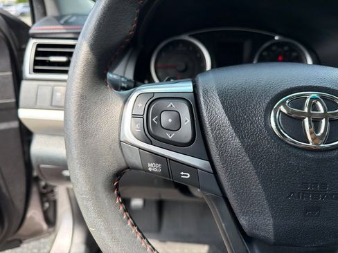 Used 2017 Toyota Camry SE w/ Moonroof Package FWD image 16
