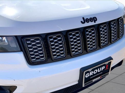 Used 2018 Jeep Grand Cherokee Altitude RWD image 28