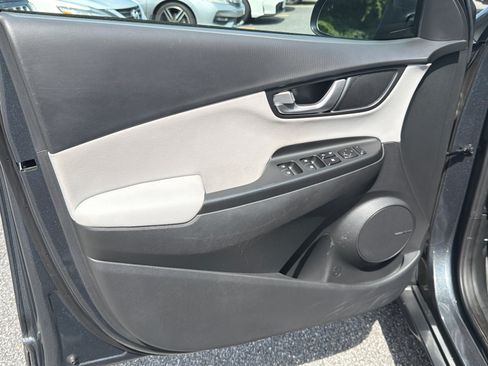 Certified 2022 Hyundai Kona Limited FWD image 11