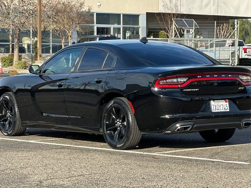 Used 2017 Dodge Charger SXT image 6