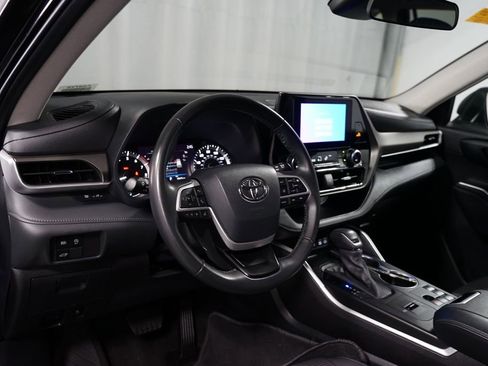 Used 2024 Toyota Highlander LE image 7