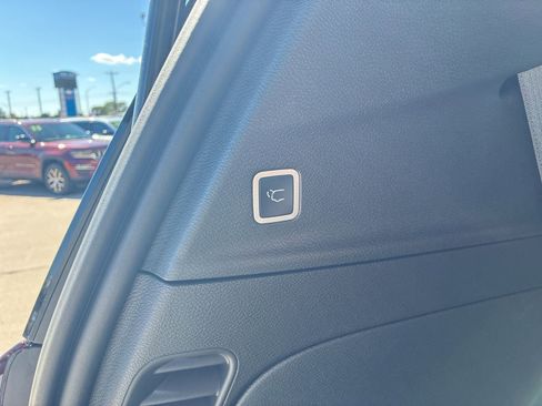 New 2026 Chrysler Pacifica Limited w/ Uconnect Theater Family Group image 6