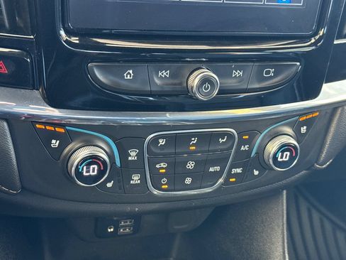Used 2023 Chevrolet Traverse Premier FWD image 22