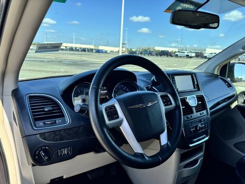 Used 2015 Chrysler Town & Country Touring w/ Driver Convenience Group image 9