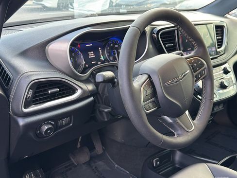 Used 2025 Chrysler Pacifica Select FWD image 17