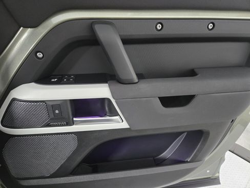 Used 2023 Land Rover Defender 110 SE image 19