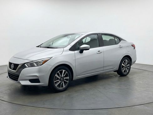 Used 2025 Nissan Versa SV image 3