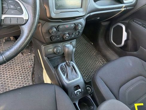 Used 2018 Jeep Renegade Latitude w/ Cold Weather Group AWD/4WD image 7