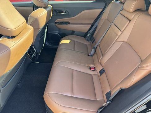 Certified 2025 Toyota Crown Signia image 7