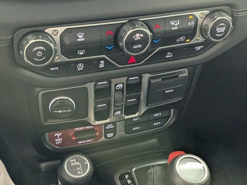 Used 2025 Jeep Gladiator Rubicon w/ Steel Bumper Group AWD/4WD image 22