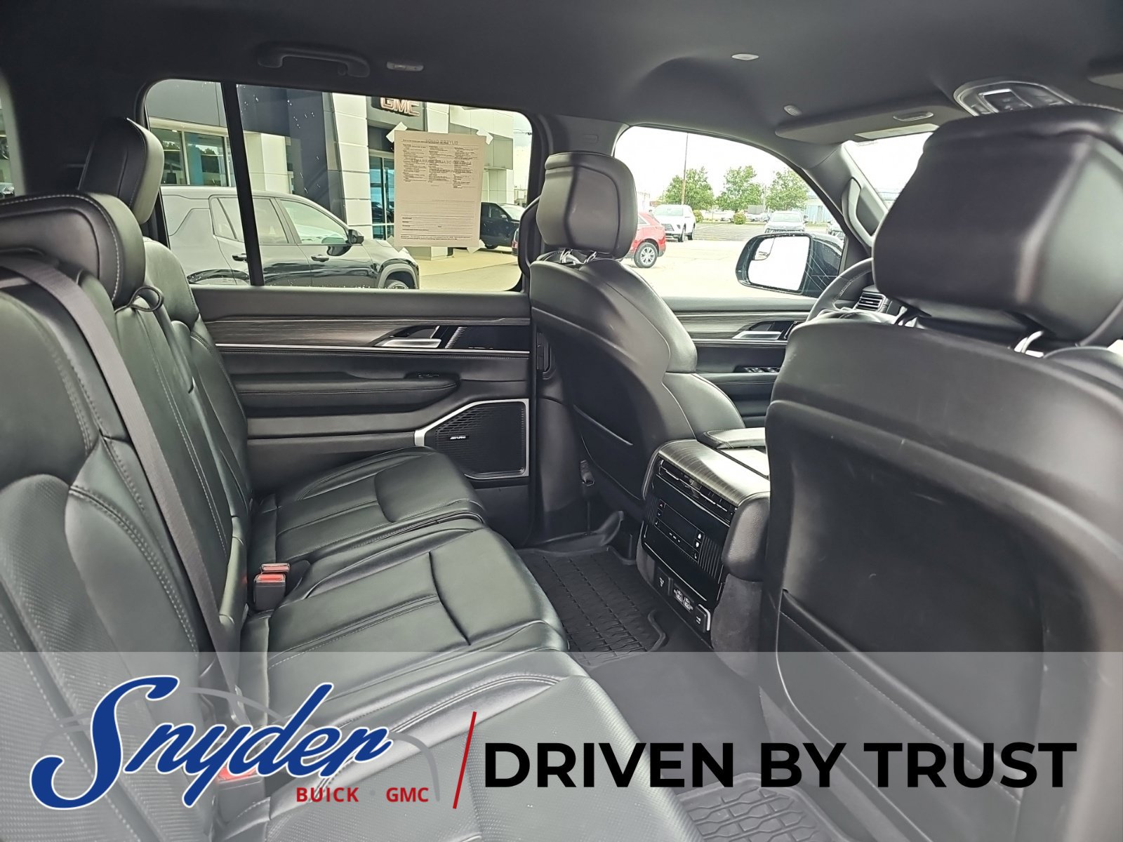 Used 2024 Jeep Wagoneer L Series II w/ Flexible Seating Group AWD/4WD image 30