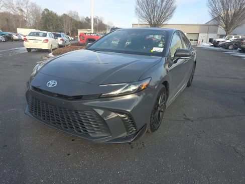 Used 2025 Toyota Camry SE image 3