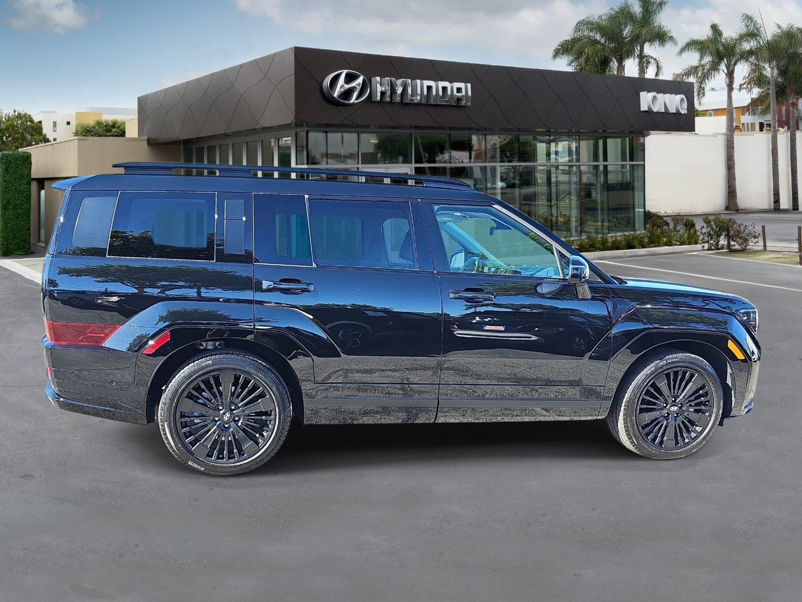 Certified 2025 Hyundai Santa Fe Calligraphy FWD image 2