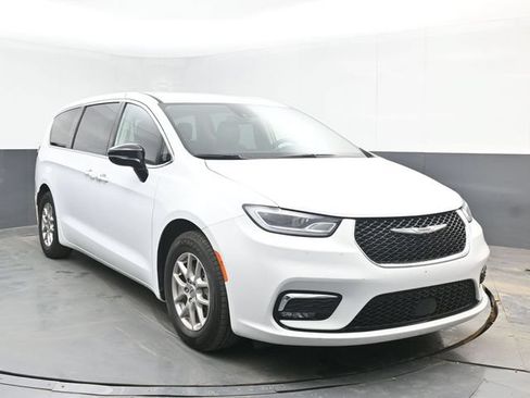 Used 2024 Chrysler Pacifica Touring-L FWD image 2