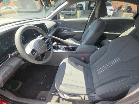 Used 2025 Hyundai Elantra Hybrid FWD image 10