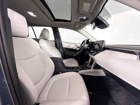 Certified 2025 Toyota Corolla Cross LE w/ Moonroof Package FWD image 42
