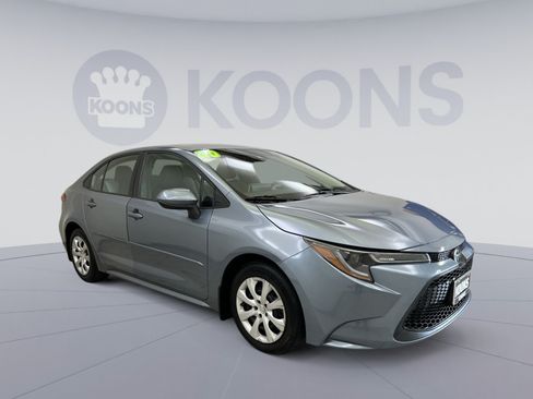 Used 2020 Toyota Corolla LE FWD image 2