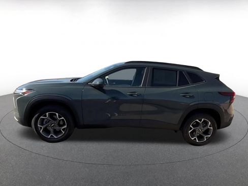 Used 2025 Chevrolet Trax LT w/ LT Convenience Package FWD image 9