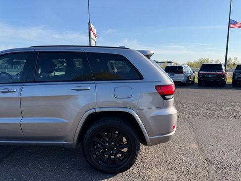 Used 2017 Jeep Grand Cherokee Altitude AWD/4WD image 8