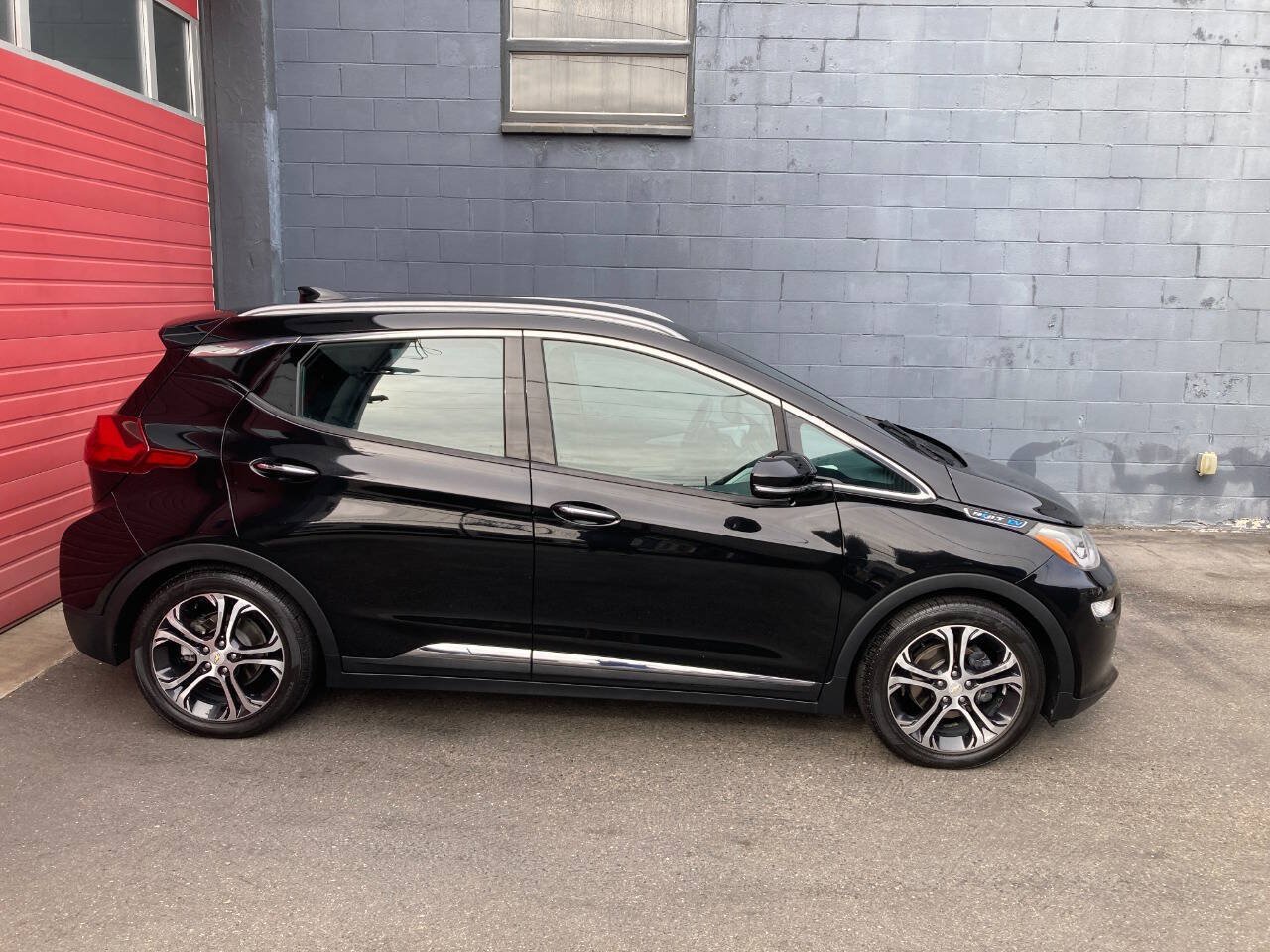 Used 2017 Chevrolet Bolt Premier w/ Driver Confidence II Package FWD image 3