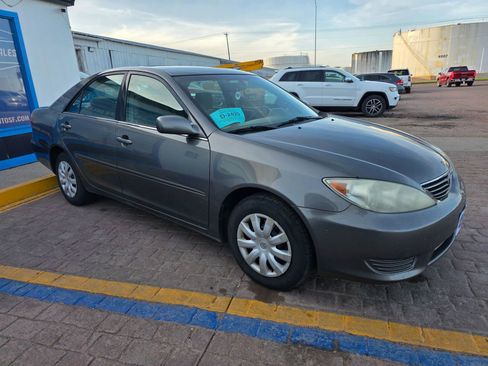 Used 2005 Toyota Camry LE FWD image 3