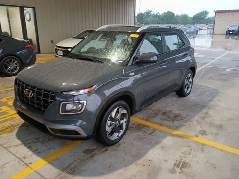 Used 2025 Hyundai Venue SEL image 1