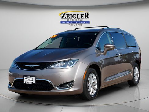 Used 2018 Chrysler Pacifica Touring-L w/ Advanced Safetytec Group FWD image 3