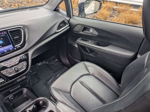 Used 2025 Chrysler Pacifica Select image 19