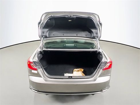 Used 2025 Toyota Camry SE image 28