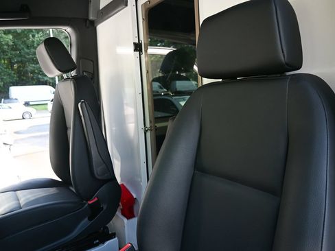 Used 2024 Mercedes-Benz Sprinter 2500 image 5