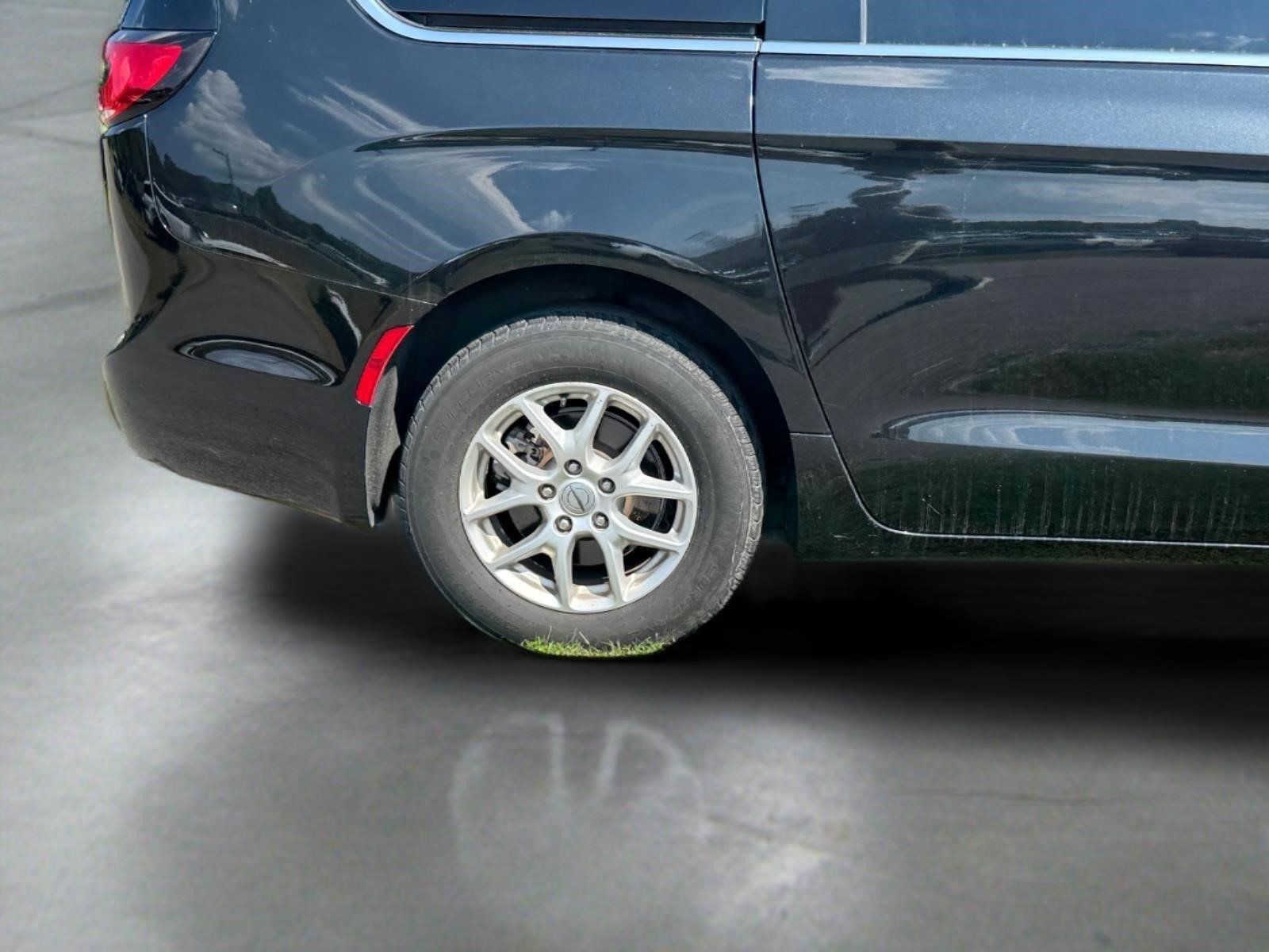 Used 2023 Chrysler Pacifica Touring-L FWD image 13