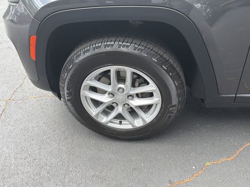 Used 2023 Jeep Grand Cherokee Laredo AWD/4WD image 13