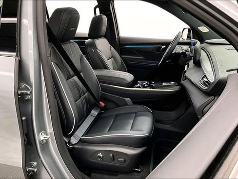 Used 2025 Buick Enclave Avenir w/ Super Cruise Package image 8