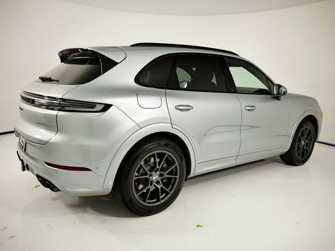 Certified 2025 Porsche Cayenne AWD/4WD image 7