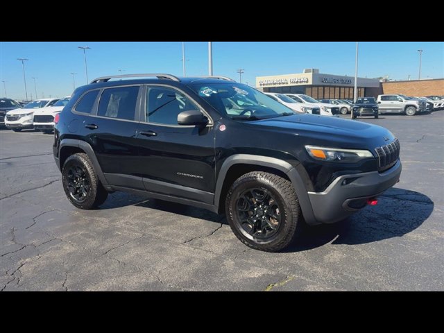 Used 2019 Jeep Cherokee Trailhawk w/ Comfort/Convenience Group AWD/4WD image 2