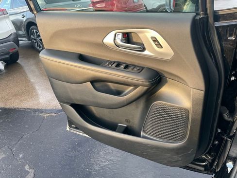 Used 2025 Chrysler Pacifica Limited FWD image 52