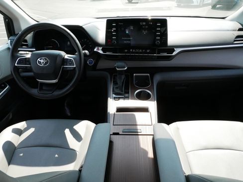 Used 2024 Toyota Sienna XLE FWD image 10
