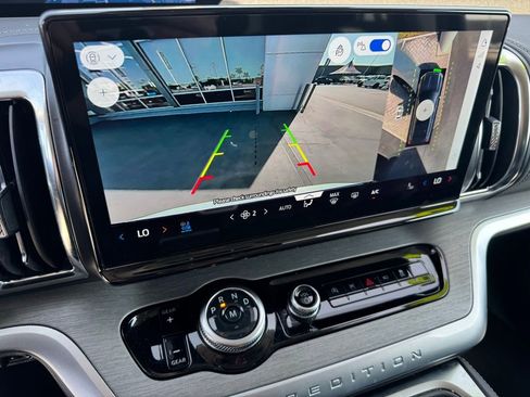 Used 2025 Ford Expedition Platinum image 27