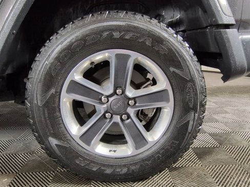 Used 2018 Jeep Wrangler Unlimited Sahara AWD/4WD image 11